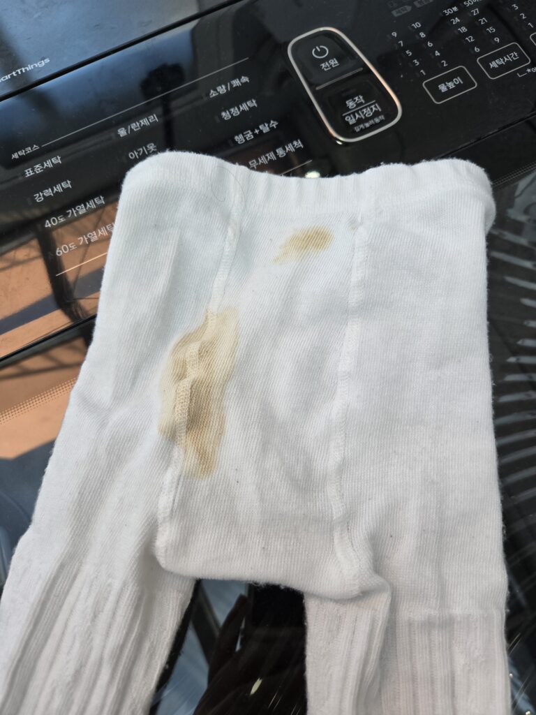 아기옷 얼룩 제거 전 모습