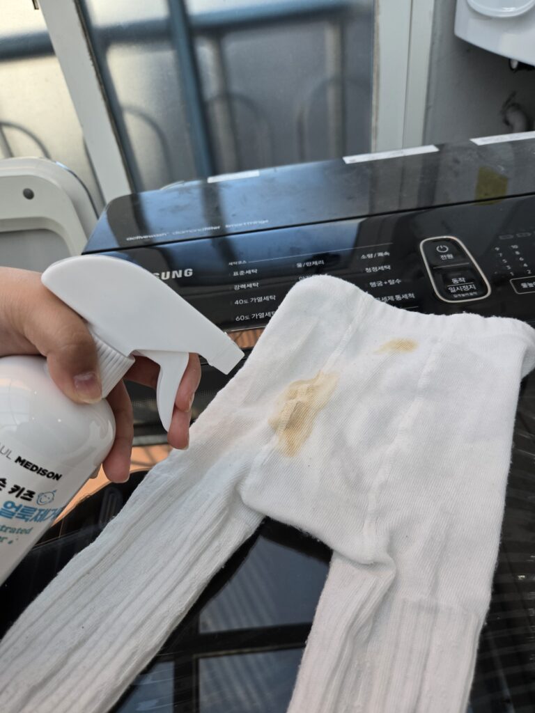 얼룩제거제 사용 중인 사진