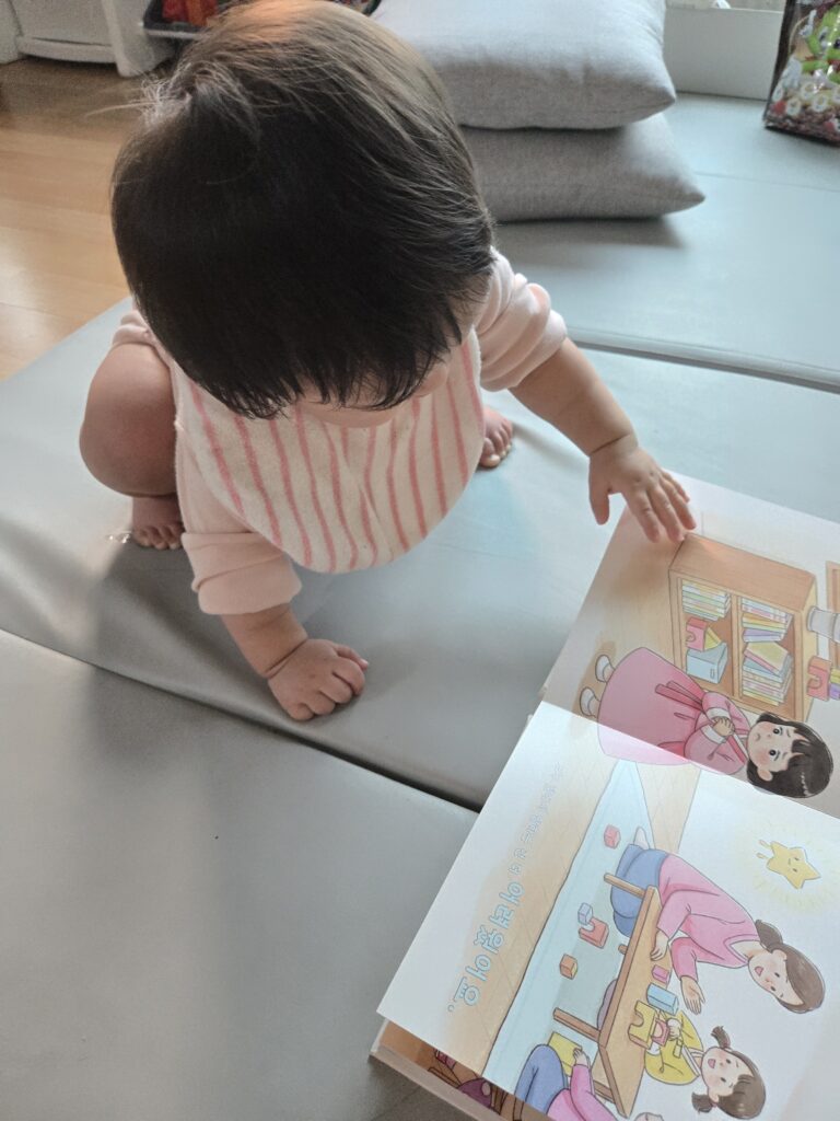 만개동화 책 넘기는 아이 모습
