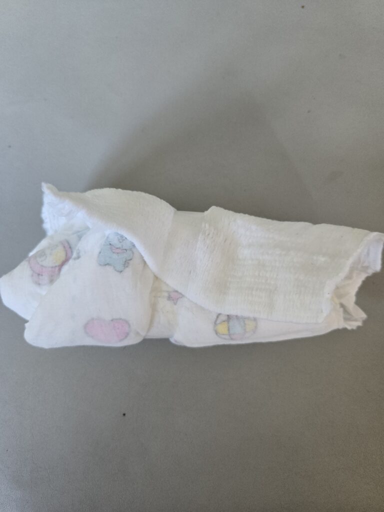 아기 기저귀 교체 장면