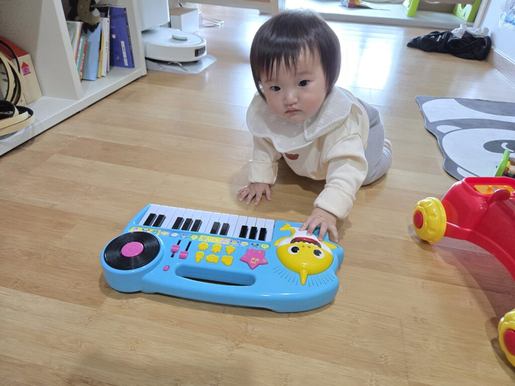 아기 피아노 장난감 아이 사용 모습