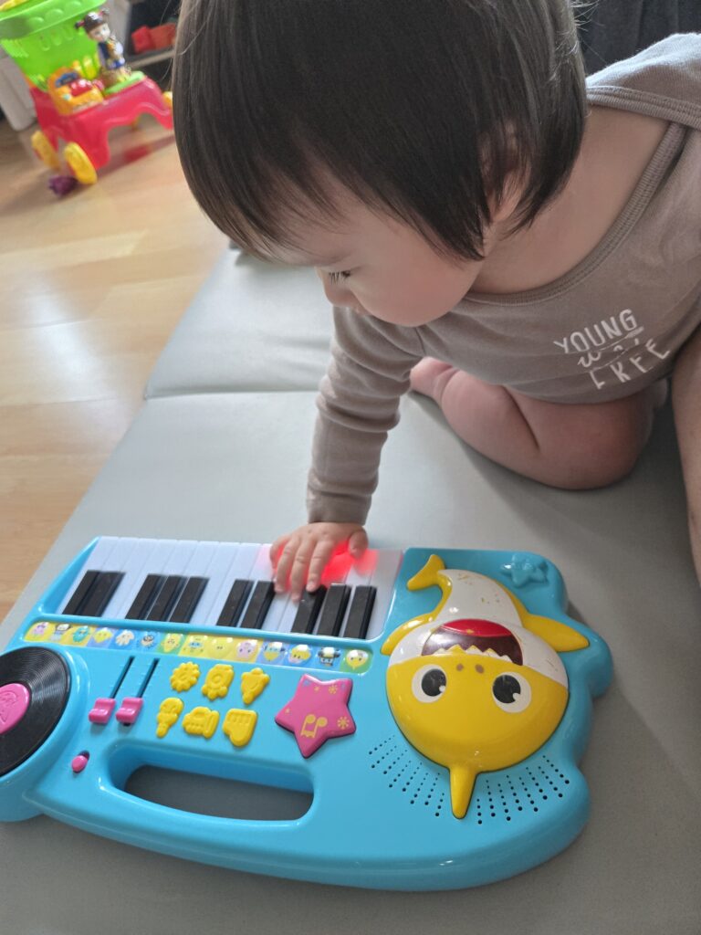 아기 피아노 장난감 놀이 장면