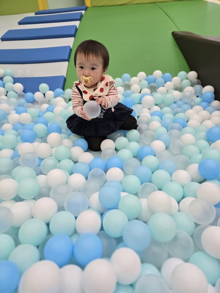 10개월 아기 장난감도서관 탐색하는 모습