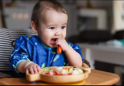 아기 식사 중 하임리히법 필요한 순간