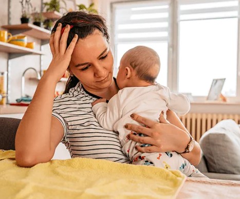 아기 응급상황으로 힘들어하는 부모
